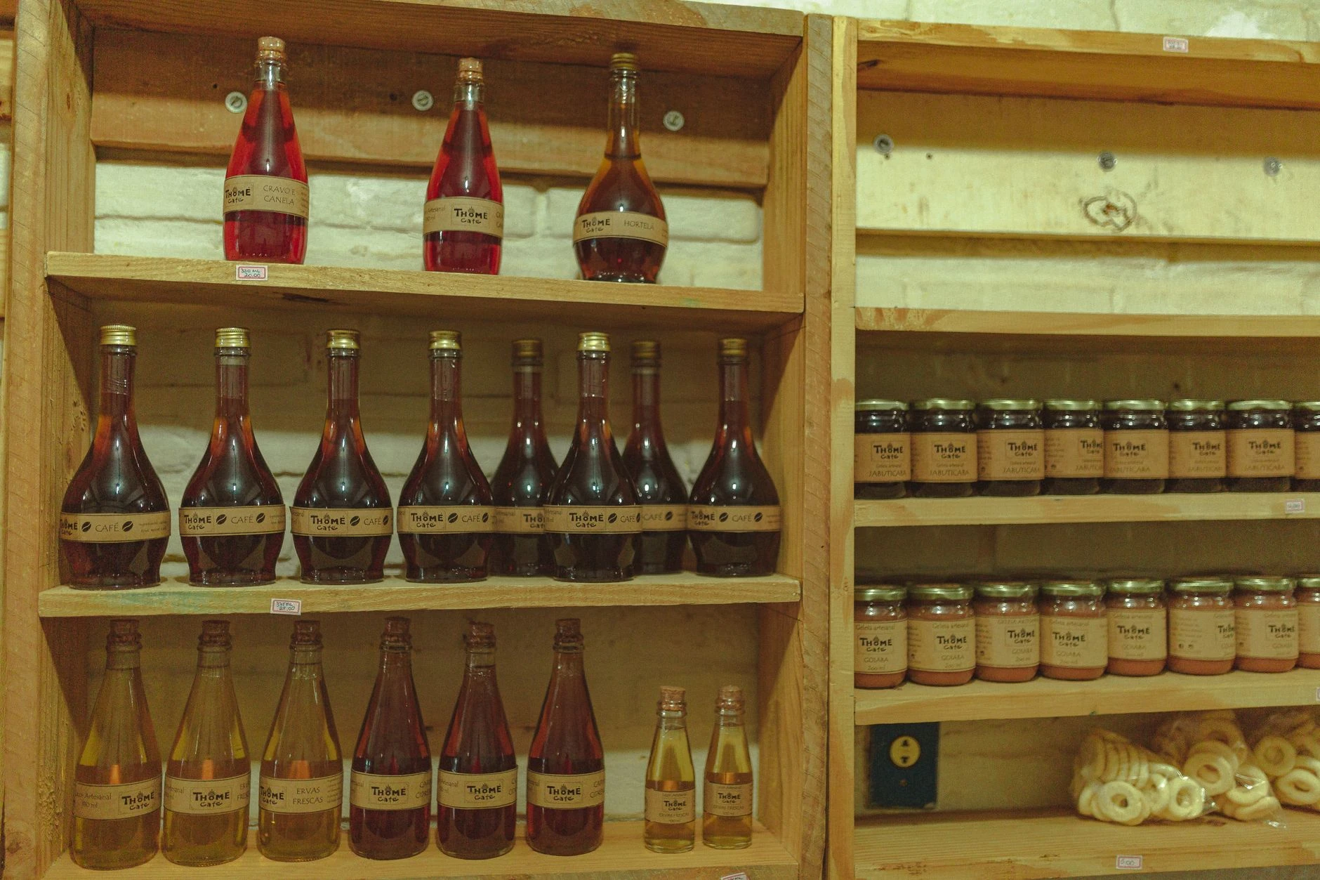 Bocaux et bouteilles artisanaux sur étagères en bois — Formation IA pour artisane agroalimentaire