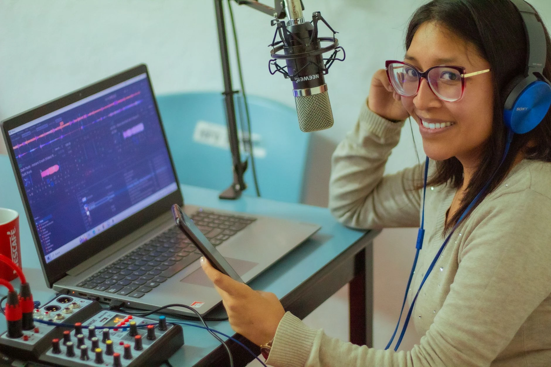 Femme souriante devant un microphone professionnel et un ordinateur — Formation IA saisie vocale