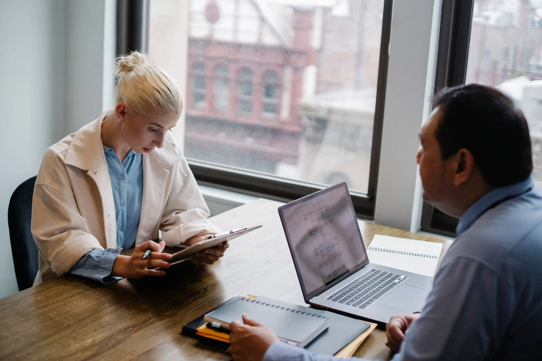 Consultante analysant un projet sur ordinateur portable — Formation IA pour consultant en automatisation