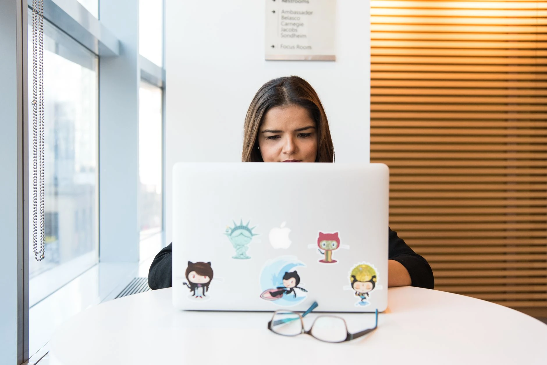Créatrice de sites web travaillant sur son ordinateur portable — Formation IA WordPress Elementor Make