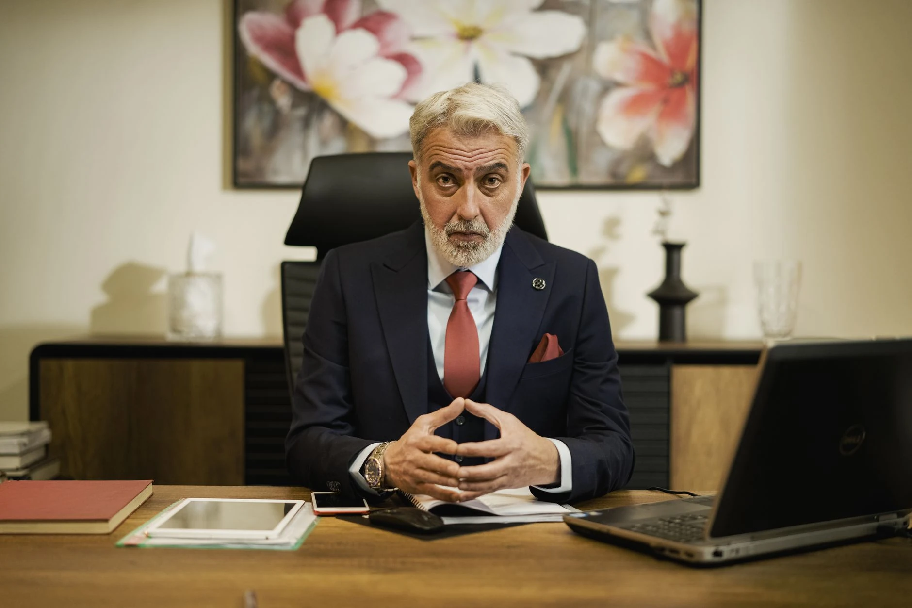 Directeur d'agence assis à son bureau en costume — Formation IA secteur assurance et funéraire