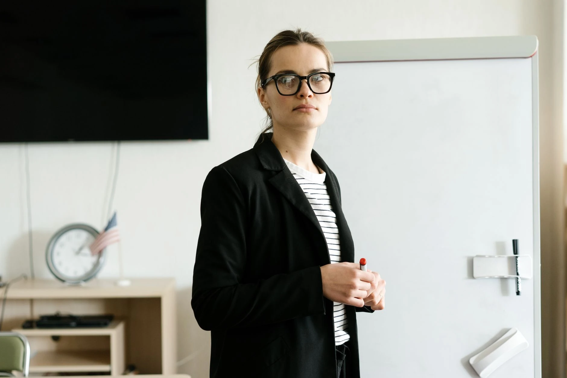 Formatrice professionnelle devant un tableau blanc — Formation IA pour formatrice en organisme