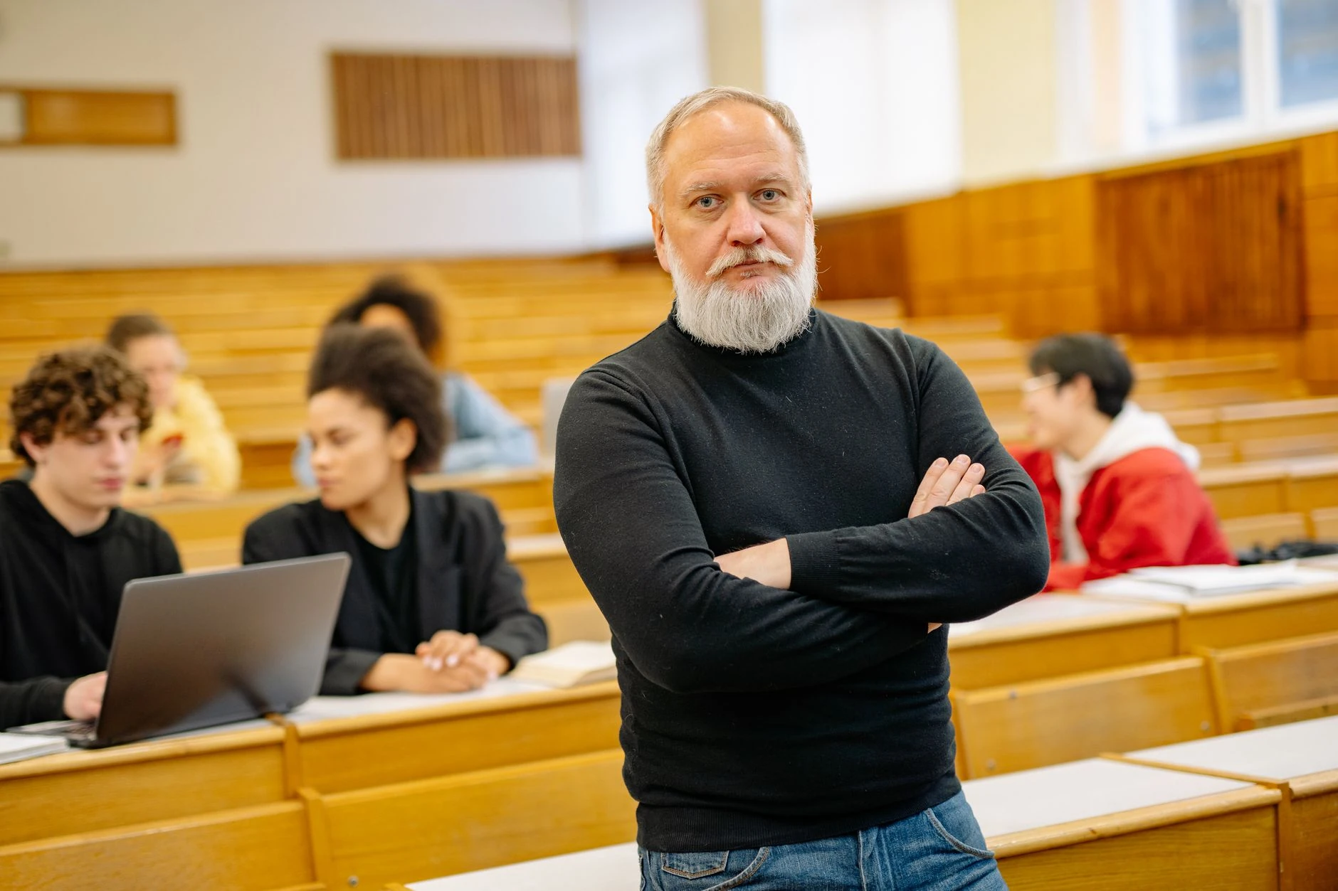 Professeure en amphithéâtre avec étudiants — Formation IA pour enseignante et formatrice en communication