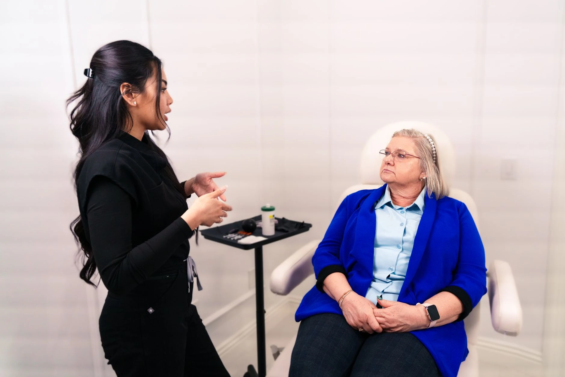 Professionnelle bien-être en consultation avec une cliente senior — Formation IA pour indépendante