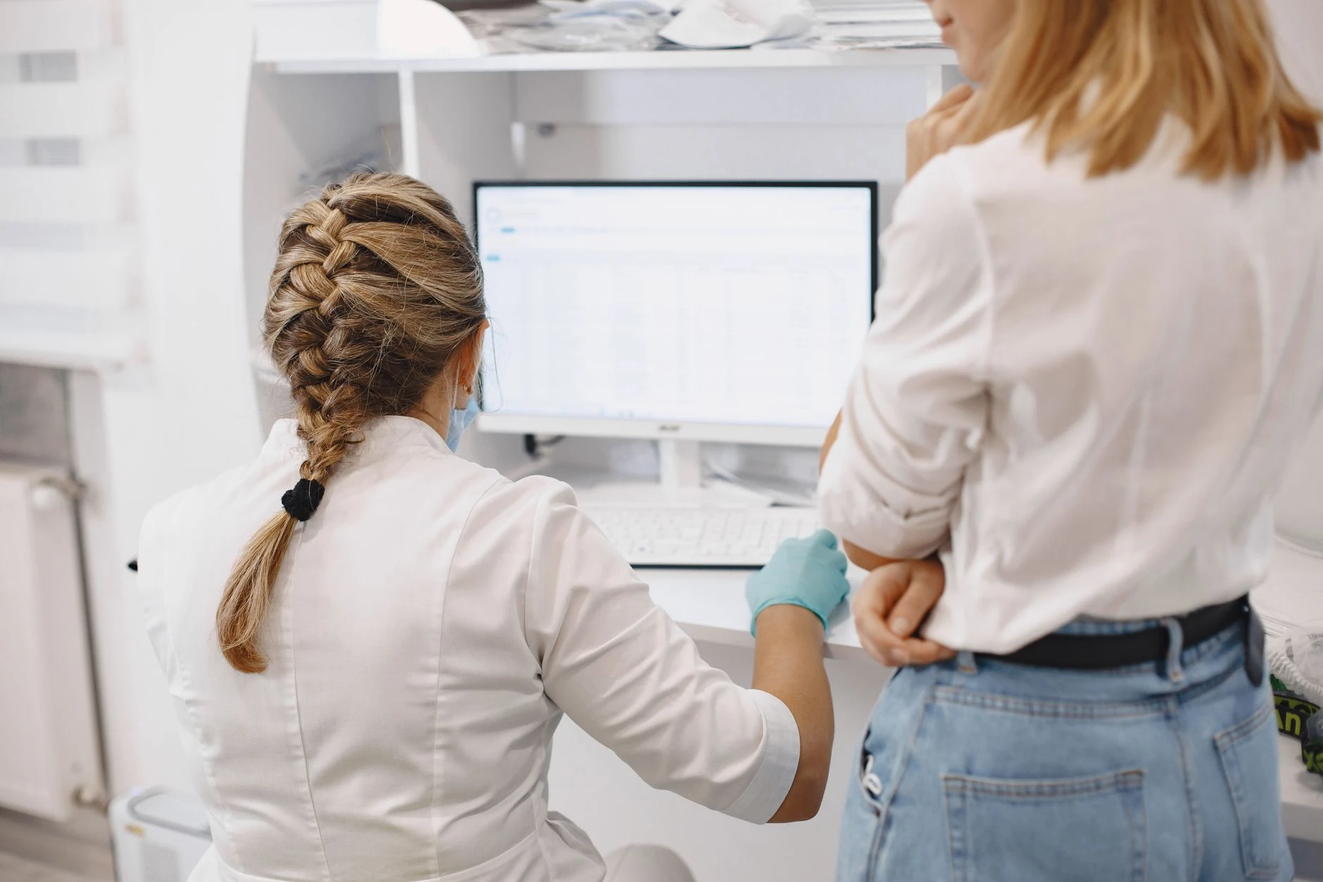 Deux professionnelles de santé travaillant sur un ordinateur dans un hôpital — Formation IA en management hospitalier