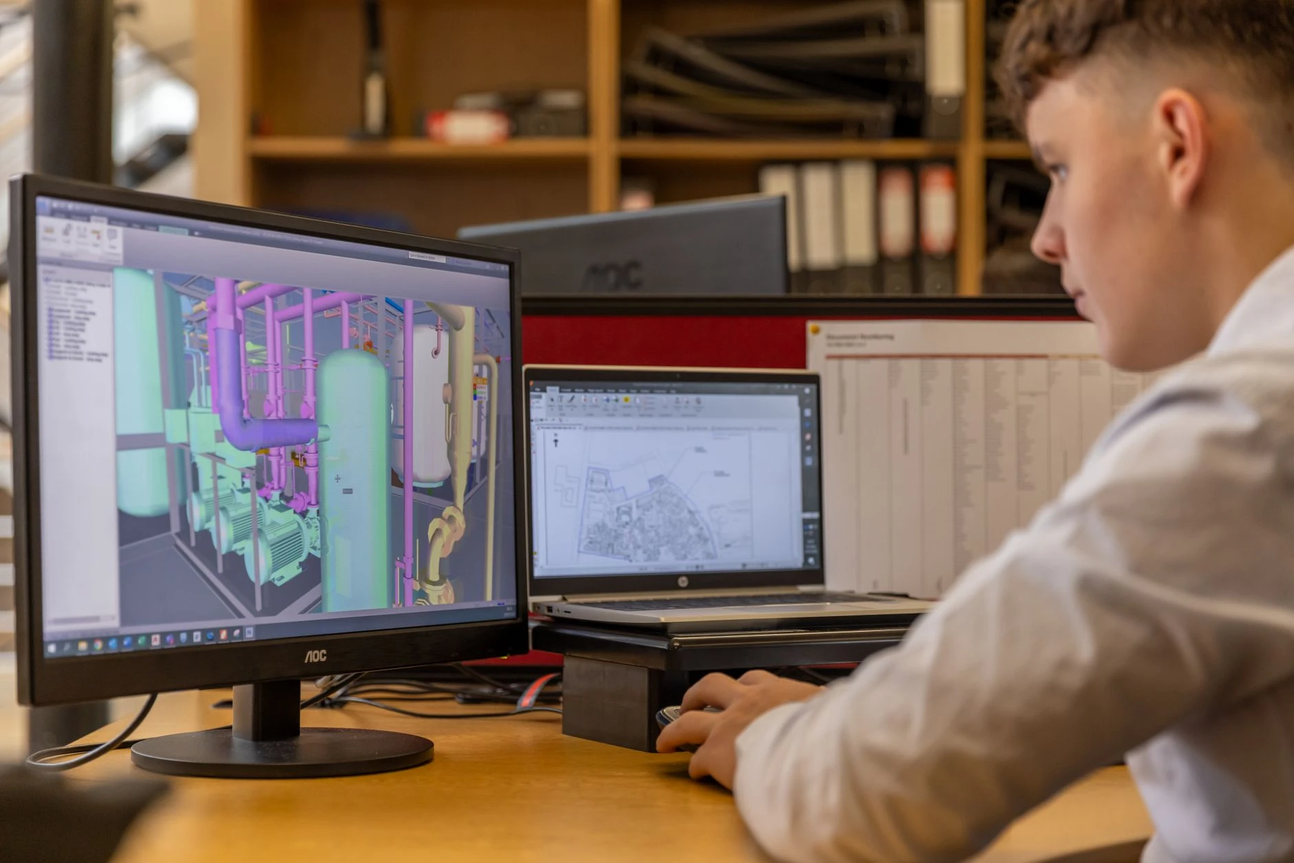 Ingénieur travaillant sur un logiciel CAD avec deux écrans — formation IA pour l'industrie et le contrôle technique