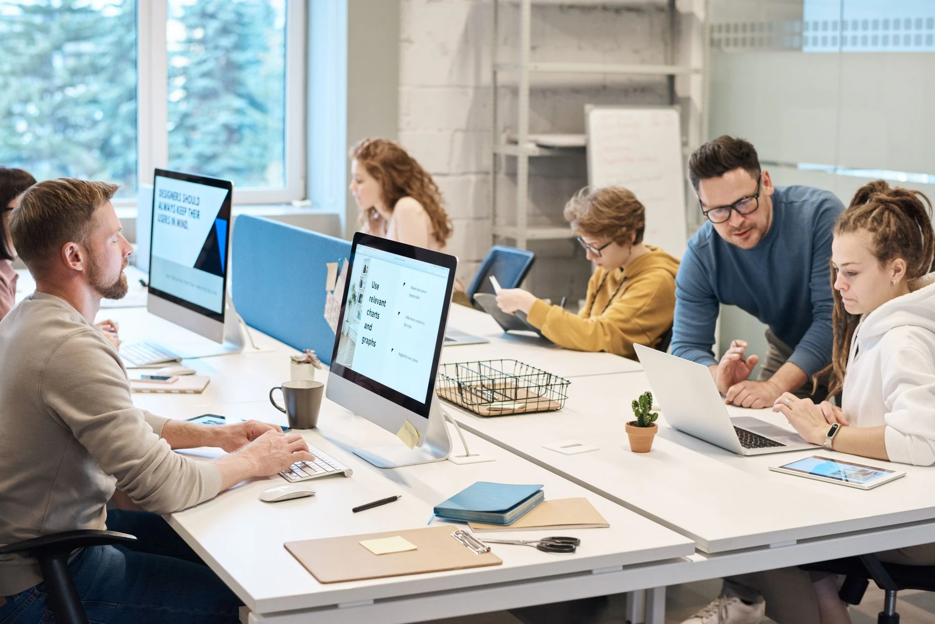 Équipe de développeurs en bureau moderne — Formation IA pour PME de services informatiques