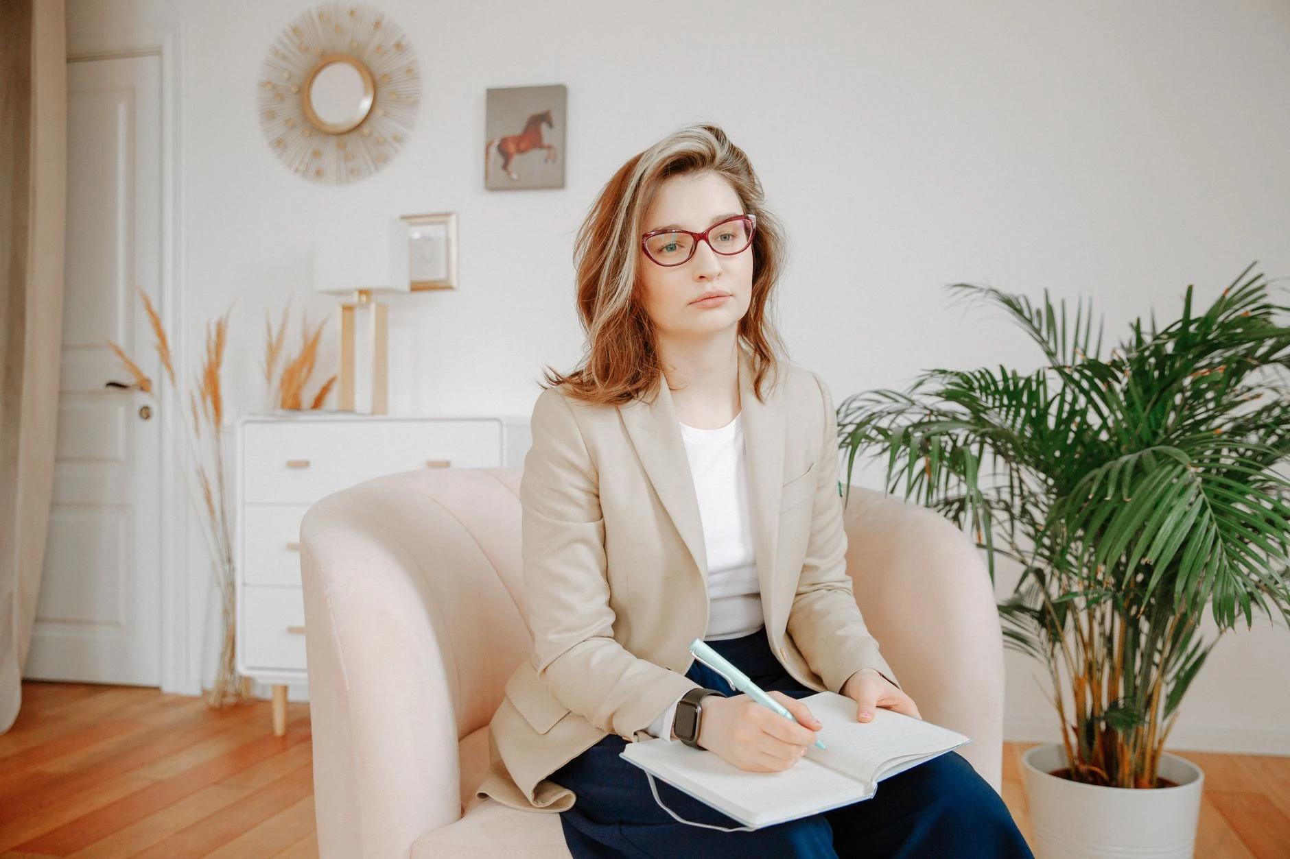 Praticienne en consultation dans un bureau calme — Formation IA pour sophrologue en lancement d'activité
